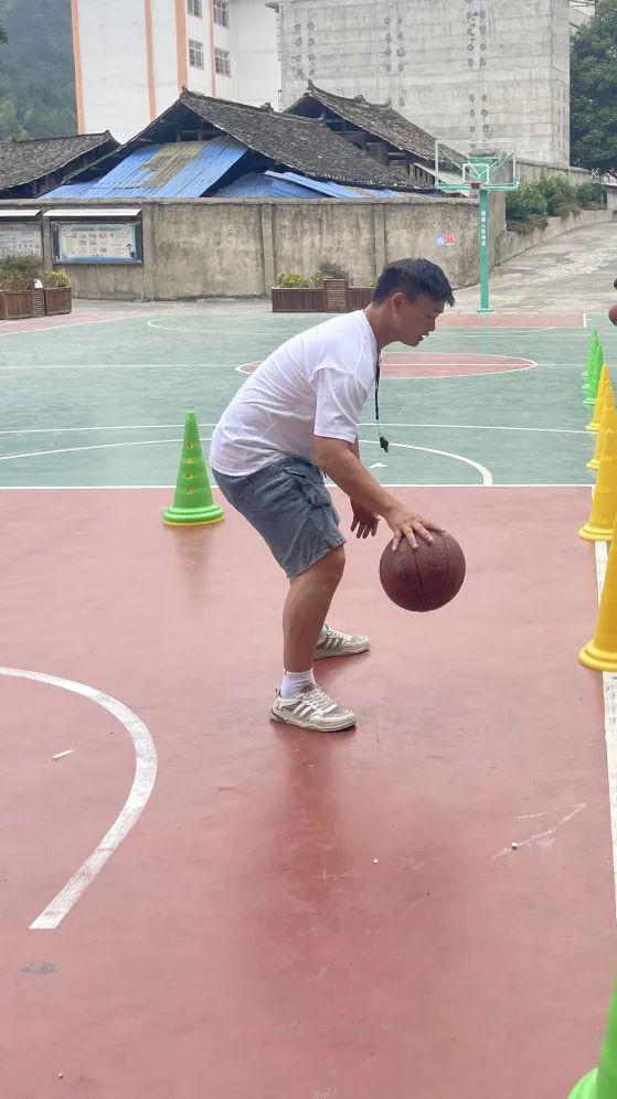 篮球打法教程_篮球怎么打篮球技巧_篮球怎么打的好